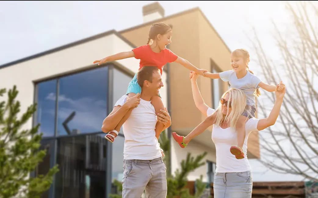 Zabávajúca sa rodina na záhrade rodinného domu