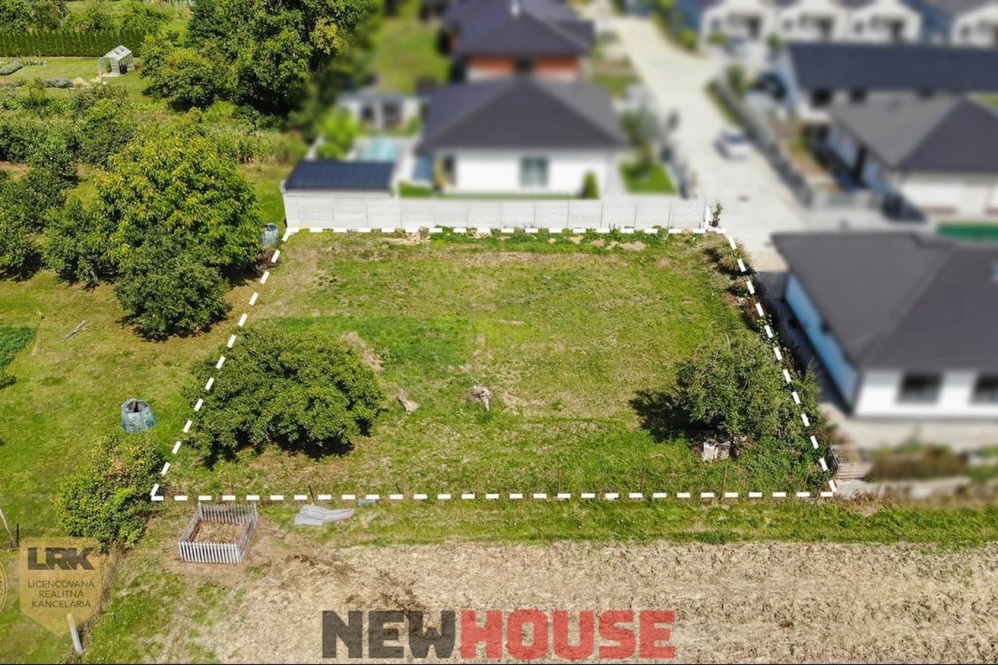 Slnečný a rovinatý pozemok s IS a projektom RD v novej časti obce Melčice - Lieskové