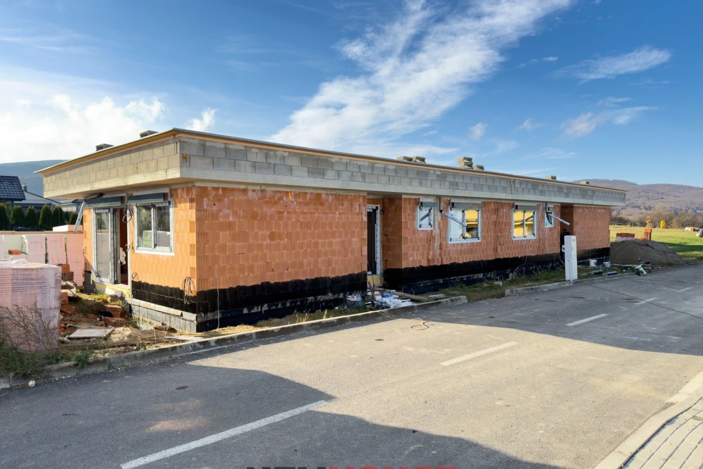 Novostavba 4i bungalovu (RD1) s pozemkom 281 m² v novej časti Tr. Jastrabia